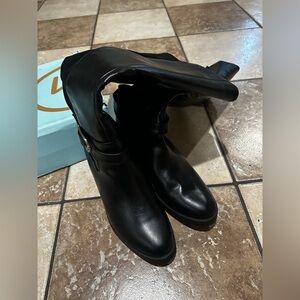 Women’s boots size 8